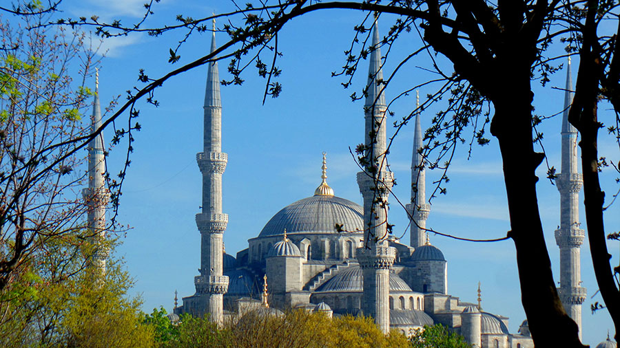A imensa e marcante Mesquita Azul em Istambul