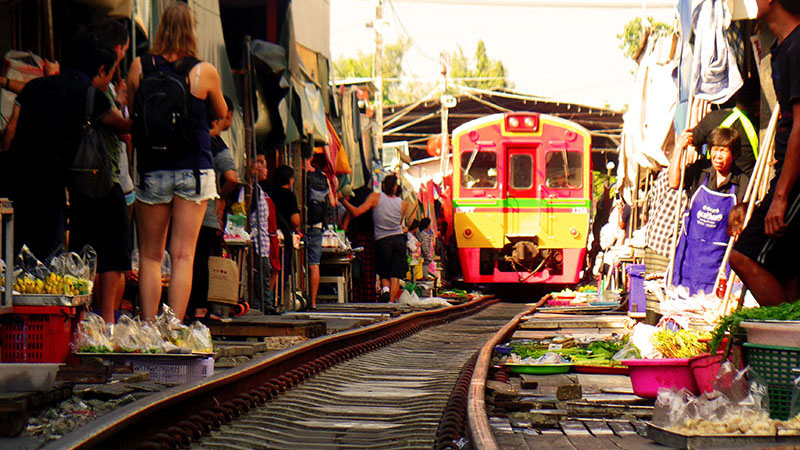 Um mercado montado em uma trilha de trem