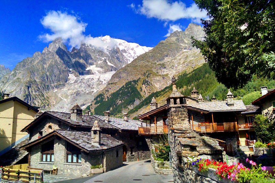 Casas da cidade de xxx com o Mont Blanc ao fundo