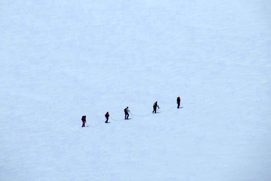 Alpinistas na imensidão branca e gelada do Mont Blanc. (Foto: Rafael Rossi)