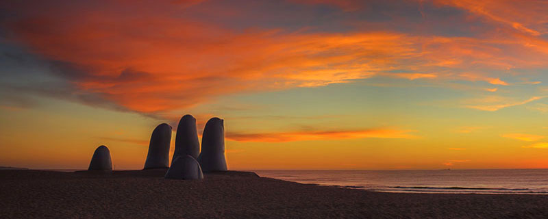 A famosa escultura "Los Dedos" na Praia Brava em Punta del Este.