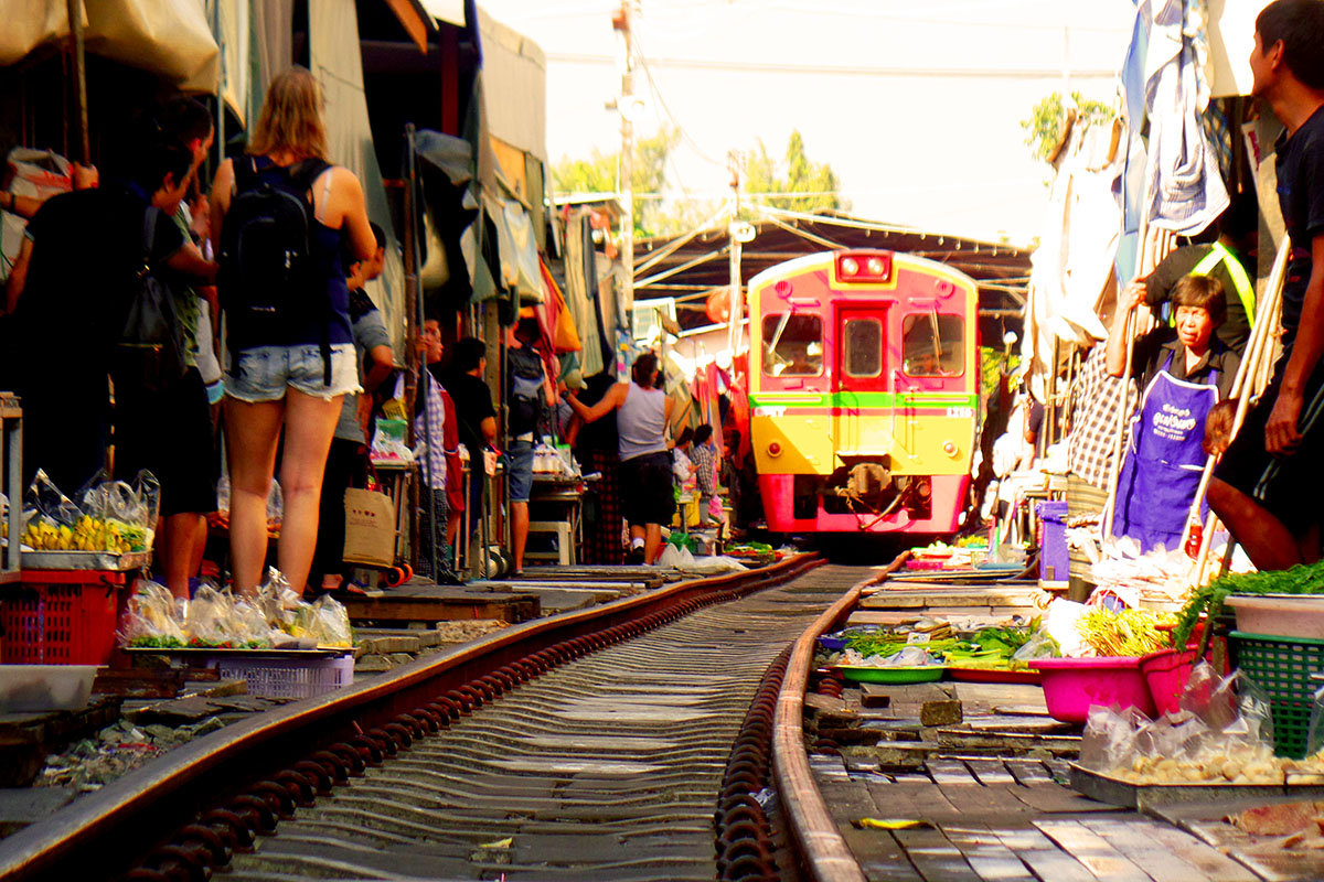 maeklong rail market back